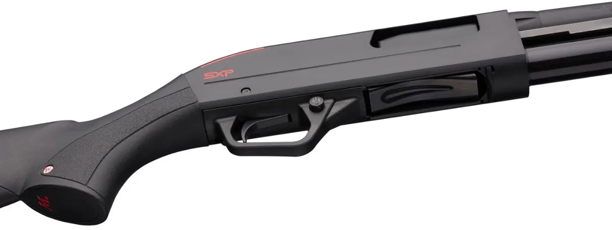 Strzelba Winchester SXP Defender - zbliżenie na okno ładowania i kabłąk spustowy